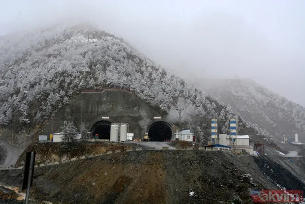 Beraberinde Gümüşhane Belediye Başkanı Ercan Çimen ve Torul Kaymakamı Ömer Said Karakaş'le birlikte yapılan çalışmaları yerinde denetleyen Gümüşhane Valisi...