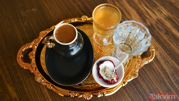 ☕Bu çeşitlilik, Osmanlı'daki farklı sosyal katmanların kendilerine özgü birer kamusal buluşma alanına sahip olduğunu gösterir. ☕Özellikle 17. ve 18....