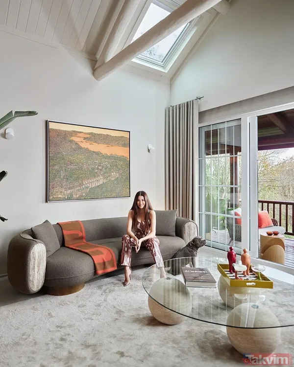 Demet Özdemir ve eşi Oğuzhan Koç bu evde yaşıyor! Yalı dairesine toplamda 3 Milyon TL harcamışlardı! Ev ev değil saray yavrusu - 8