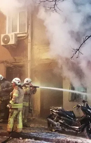 Beyoğlu'nda iki katlı bina alev alev yandı