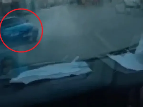 koronavirus-kisitlamasi-sirasinda-bursada-kamyonetiyle-trafikte-olan-surucu-canli-yayin-yaparken-kazayi-kaydetti-1609141999095.jpg Koronavirüs kısıtlaması sırasında Bursa'da kamyonetiyle trafikte olan sürücü canlı yayın yaparken kazayı kaydetti-11