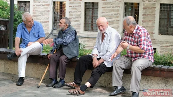 FARKLI SENARYOLARA GÖRE YAŞLI NÜFUS TAHMİNLERİ Doğurganlık oranlarındaki düşüşün devam edeceği varsayımına dayanan düşük senaryoda yaşlı nüfus oranının daha...