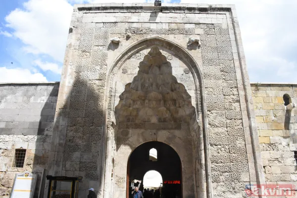 Sivas'ta Şifaiye Medresesi'nin restorasyonundan ana eyvan kemerinin taşları arasında inşaat malası unutuldu - 5