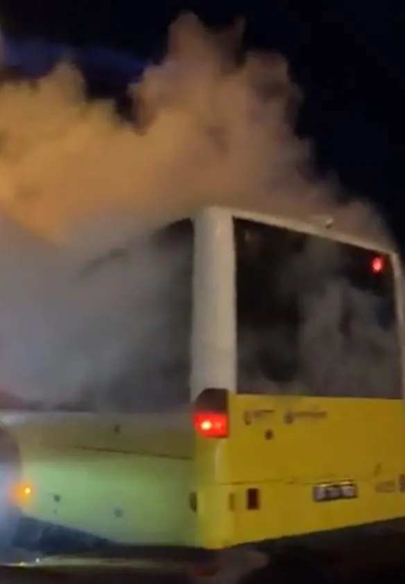 ibb-yaniyor-yolda-kalan-iett-otobusunden-dumanlar-yukseldi-1642364038314.jpg