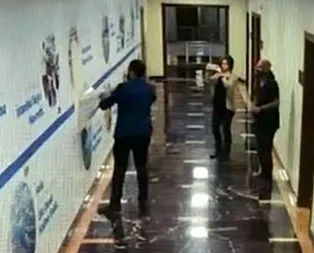 CHPli Meclis üyesinin İBB koridorlarında afiş parçaladığı skandal görüntüler