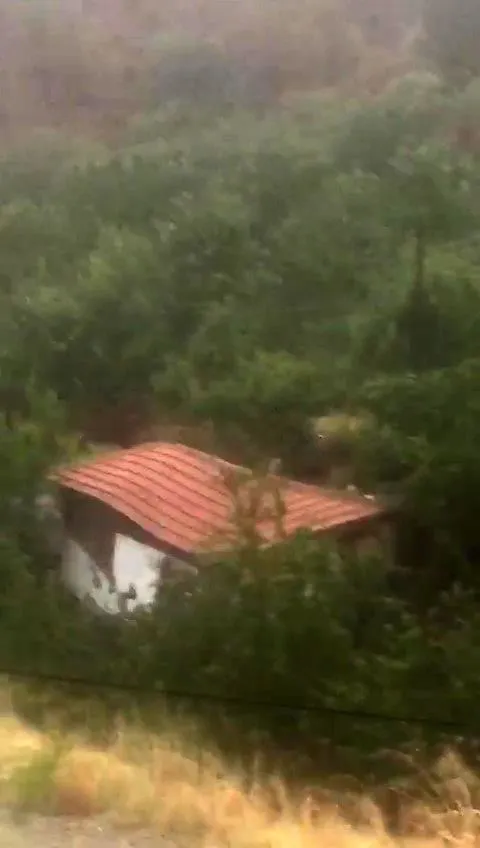 Amasya’da sahibinin 10 dakika önce terk ettiği ev sel sularına kapıldı! Korku dolu anlar