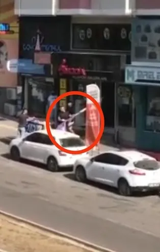 Husumetli iki grup flâmalarıyla kavga etti