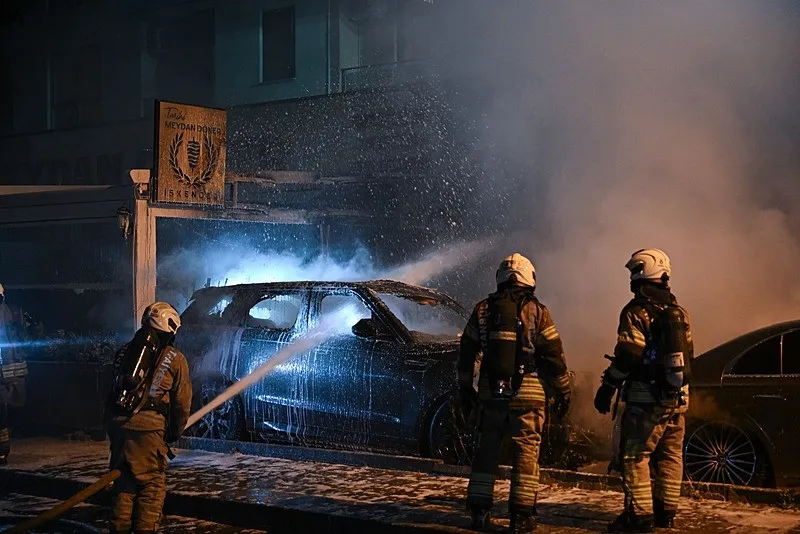 kadikoyde-galeri-yangini-4-luks-arac-kullanilamaz-hale-geldi-1778313683230.jpeg Kadıköy'de galeri yangını: 4 lüks araç kullanılamaz hale geldi-4
