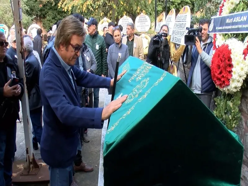 oyuncu-ahmet-gulhana-veda-sevenleri-son-yolculuguna-ugurladi-erol-evginden-sevket-altuga-1762268002161.jpeg Oyuncu Ahmet Gülhan son yolculuğuna uğurlandı. (DHA)