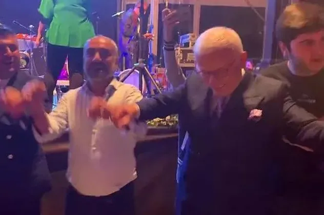 ''Vay Şerefsiz'' manşetinin mimarı Ertuğrul Özkök elebaşı Abdullah Öcalan'ın heykelini dikmek isteyenlerle halay çekti
