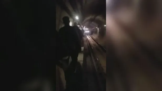 chpli-ibb-yine-ariza-cikardi-bu-kez-iett-otobusu-degil-metro-bozuldu-yolcular-tunelde-yurumek-zorunda-kaldi-1635277498261.jpeg CHP'li İBB yine arıza çıkardı! Bu kez İETT otobüsü değil: Metro bozuldu yolcular tünelde yürümek zorunda kaldı-6