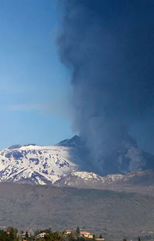 İtalya'nın Sicilya Adası'nda bulunan Etna Yanardağı patladı!