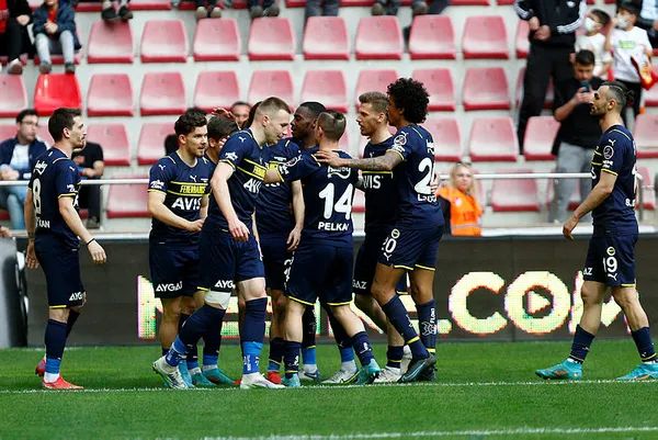 1649405517937.jpg Fenerbahçe 5 yıl sonra bir ilk peşinde! Galatasaray derbisi için geri sayım başladı-3