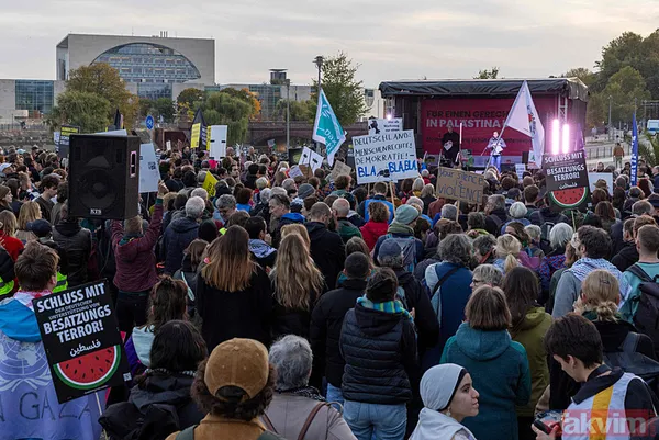 İşgaçi İsrail'in destekçi Joe Biden'a Berlin'de tepki yağdı: Bu senin soykırımın, ABD 1 numaralı terörist... - 5