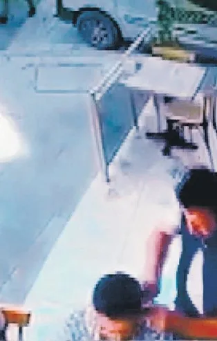 Husumetlisini börekçide yakalayan psikopat bıçakla kulağını kesti