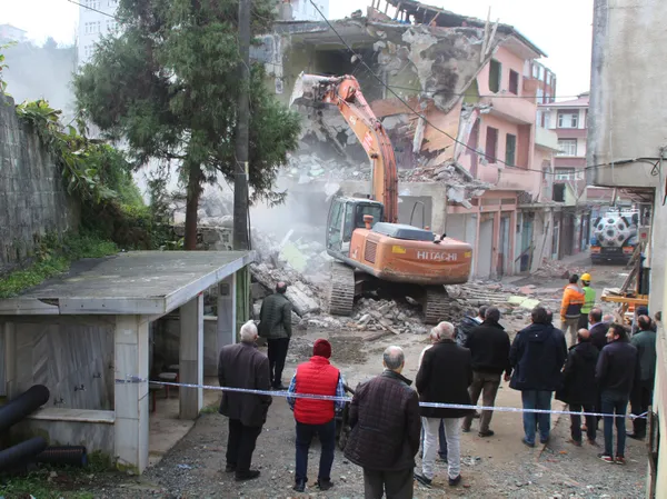 her-yil-birden-fazla-kisi-hayatini-kaybediyor-rizede-dere-yatagindaki-binalar-yikiliyor-1641801261809.jpg Her yıl birden fazla kişi hayatını kaybediyor! Rize'de dere yatağındaki binalar yıkılıyor-5