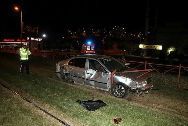 kayseride-bir-garip-kaza-otomobil-tramvay-yoluna-girdi-surucu-plakalari-sokerek-kacti-1669152877587.jpeg Kayseri'de bir garip kaza! Otomobil tramvay yoluna girdi, sürücü plakaları sökerek kaçtı-6