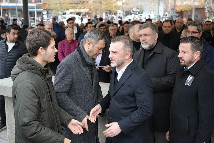 ak-parti-balikesir-genclik-kollari-baskani-huseyin-murat-uysal-son-yolculuguna-ugurlandi-1704111523237.jpeg AK Parti Balıkesir Gençlik Kolları Başkanı Hüseyin Murat Uysal son yolculuğuna uğurlandı-4
