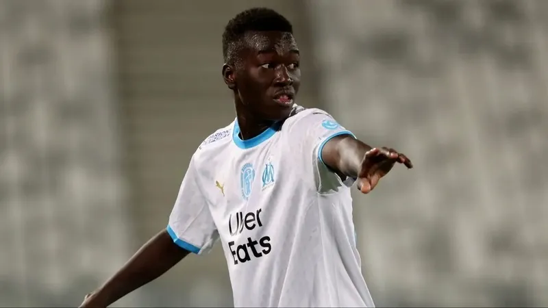 galatasaraya-bedava-bir-yildiz-daha-michy-batshuayi-sonrasi-bu-kez-de-orta-saha-icin-sicak-gelisme-1719854630946.jpeg Galatasaray'a bedava bir yıldız daha! Michy Batshuayi sonrası bu kez de orta saha için sıcak gelişme-6