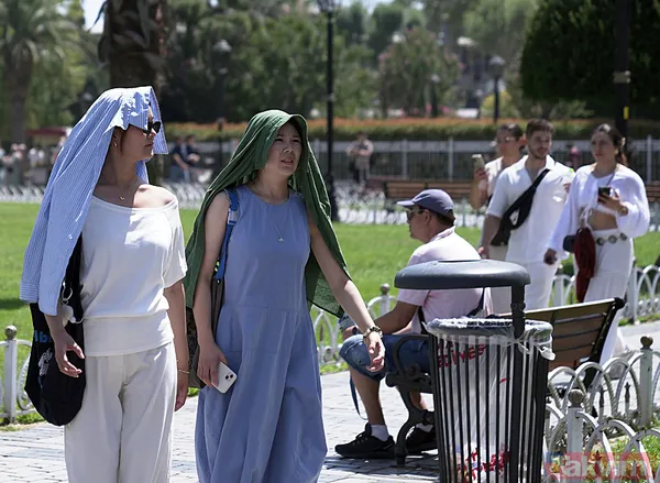 İstanbul'da sıcaklık 31 dereceyi gördü: Kimi şemsiyesine sığındı kimi gömleğine... - 7