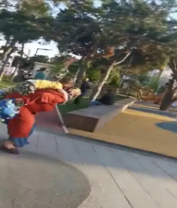 umraniyede-cocuk-parkinda-silahli-bicakli-kavga-cocugun-sesi-her-seyi-ozetliyor-baba-gitmeyelim-1621924255356.jpg Ümraniye'de çocuk parkında silahlı bıçaklı kavga! Çocuğun sesi her şeyi özetliyor: Baba gitmeyelim-10