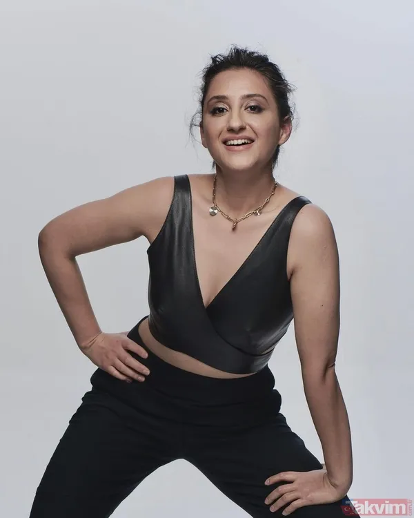 Güldür Güldür’ün Naimesi’ydi! Ecem Erkek’in eski eşi bakın kim! Kendisinden de ünlü çıktı! Meğer aynı dizide bile rol almışlar... - 19