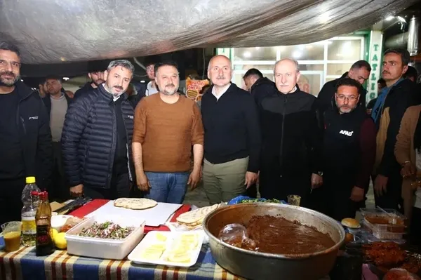 bakanlar-ilk-iftarini-depremzedelerle-birlikte-acti-1679602903606.jpeg