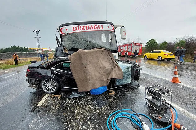 SON DAKİKA! Tekirdağ'da korkunç kaza! Kontrolden çıkan aracı midibüs biçti: 2 ölü, 15 yaralı