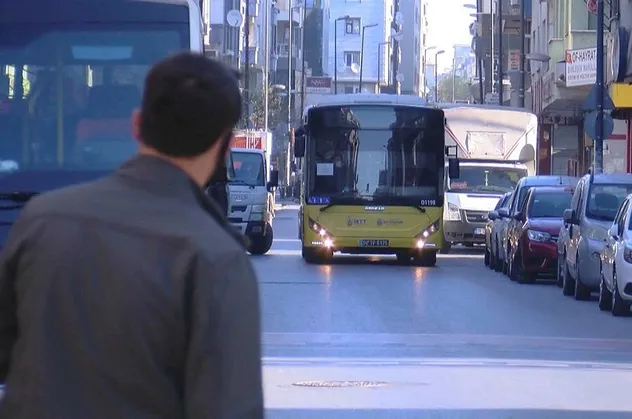 İBB araçlarını garajda bekletirken sağlık çalışanları işe gidecek otobüs bulamıyor!