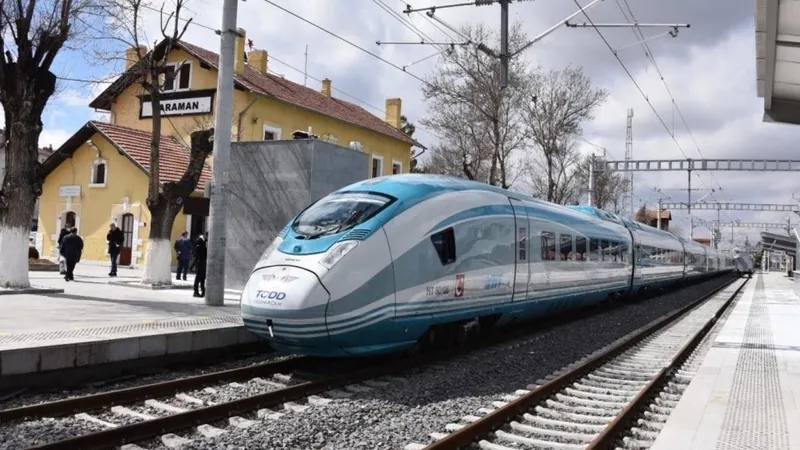 Bayram tatili trafiği: Otoyollardan 11,2 milyon araç geçti 820 bin kişi demiryollarını kullandı-5