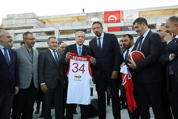 baskan-erdogan-basketbol-gelisim-merkezinin-santiyesinde-incelemelerinin-ardindan-aciklamalarda-bulundu-1690563519387.jpeg Başkan Erdoğan, Basketbol Gelişim Merkezi'nin şantiyesinde incelemelerinin ardından açıklamalarda bulundu-6