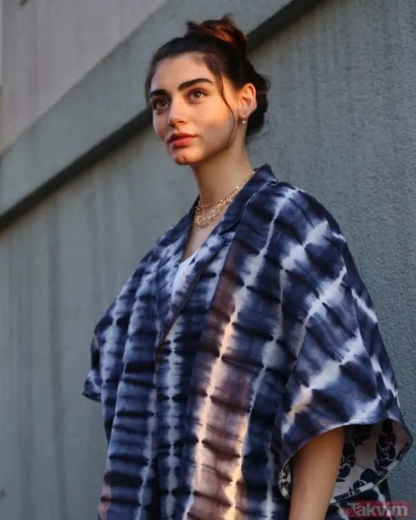 Kuruluş Osman’ın Bala Hatun’u Özge Törer kırmızılar içinde poz verdi! Güzelliği ile kendine hayran bıraktı - 14