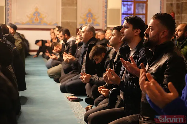 Regaib Kandili'nde eller semaya yükseldi! Vatandaşlar camilere akın etti: İşte il il o fotoğraflar... - 12