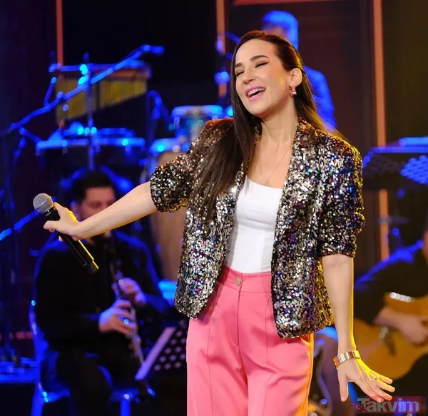 4 yılı devirdiler! İpek Açar eşi Alper Kömürcü'yle tanışma hikayesini ilk kez anlattı! 'İyi ki Doğdun Kayahan' konserinde... - 4