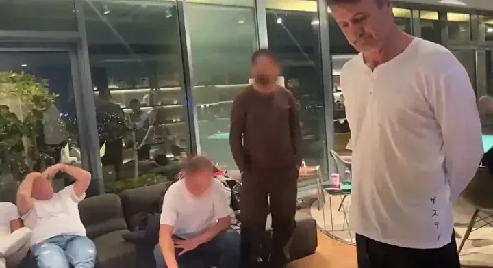 iste-bebek-otelde-kumar-goruntuleri-unluleri-kayda-alan-muzaffer-yildirimin-defterinden-hangi-isimler-cikti-fu-1769921197988.jpeg İşte Bebek Otel'de kumar görüntüleri! Ünlüleri kayda alan Muzaffer Yıldırım'ın defterinden hangi isimler çıktı? Fuhuş ve uyuşturucu itirafı-3