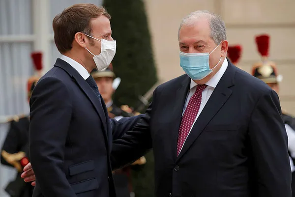 macron-sarayinda-ermenistan-cumhurbaskani-armen-sarkisyan-ile-gorustu-1603399060071.jpg Macron, sarayında Ermenistan Cumhurbaşkanı Armen Sarkisyan ile görüştü-5