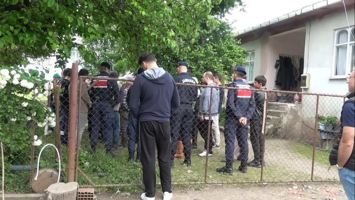 corluda-silahli-kavga-ihbarina-giden-polislere-saldiri-bakan-ciftci-duyurdu-2-polis-sehit-teslim-olmayan-saldi-1779032694016.jpeg Çorlu'da silahlı kavga ihbarına giden polislere saldırı! Bakan Çiftçi duyurdu: 2 polis şehit | Teslim olmayan saldırgan indirildi-5