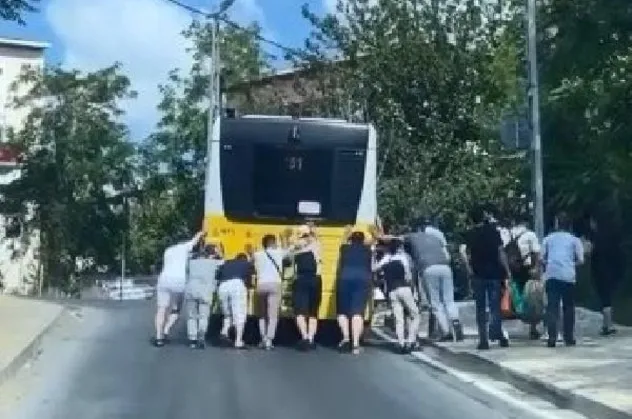 İETT vatandaşları taşıyacağına vatandaşlar İETT otobüsünü taşıdı!