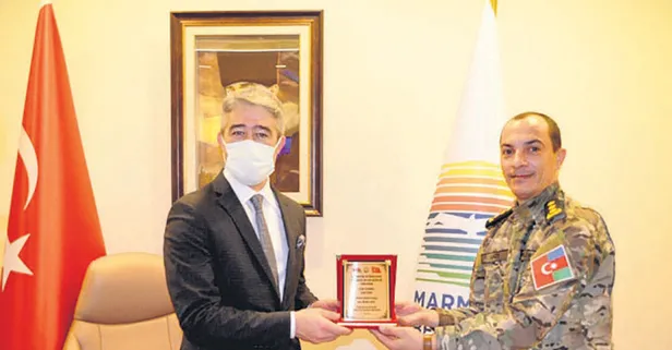 Kendini Marmaris Belediyesi'ne yangınlarda görev alan itfaiyelerin Azeri komutanı olarak tanıtan bir kişi keyif yaptı