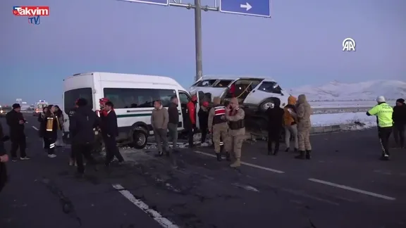 Karsta feci kaza: 1'i ağır 27 yaralı!