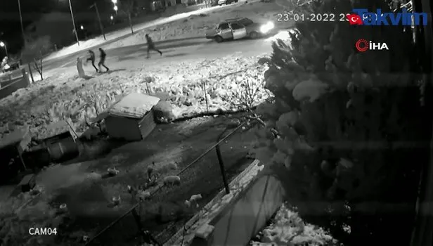 Otomobilden inip kardan adama uçak tekme attı o anlar kamerada