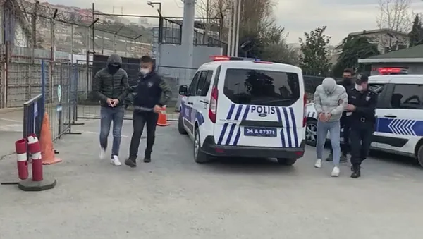 4-kisi-iett-soforunu-darbettigi-iddiasiyla-gozaltina-alindi-1611417514780.jpg 4 kişi, İETT şoförünü darbettiği iddiasıyla gözaltına alındı-2