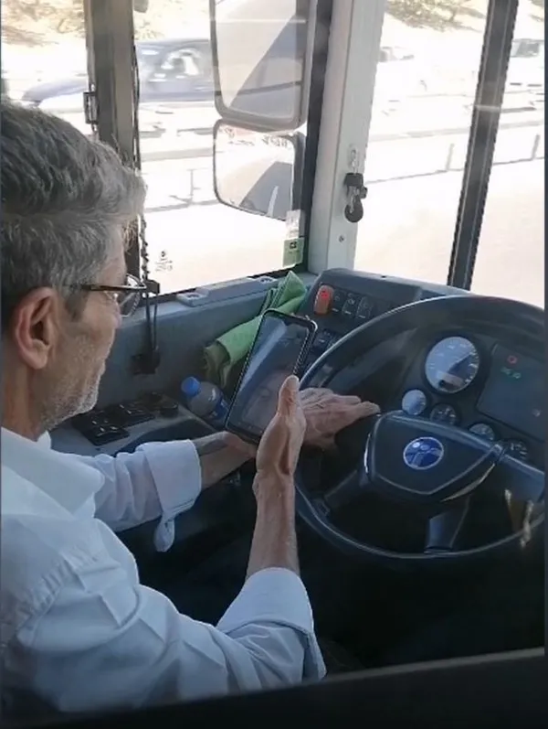 iett-otobuslerinin-yeni-skandali-otobus-soforu-arac-kullanirken-cep-telefonuyla-goruntulu-konustu-1662706514245.jpg