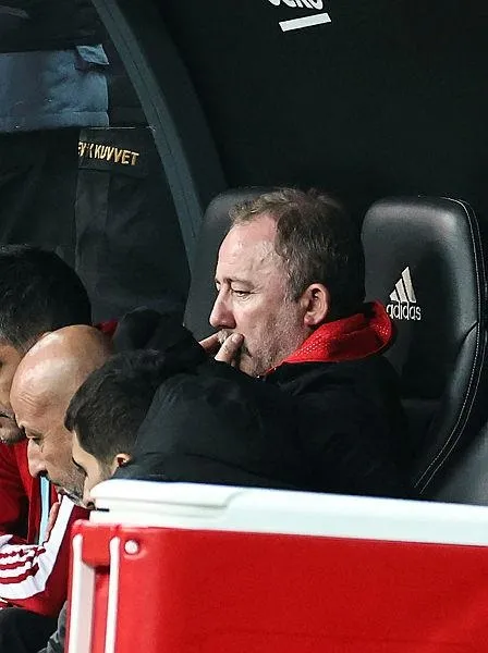 besiktasta-kan-kaybi-suruyor-dolmabahcede-giresunspor-hezimeti-1638047556540.jpeg Beşiktaş'ta kan kaybı sürüyor! Dolmabahçe'de Giresunspor hezimeti-13