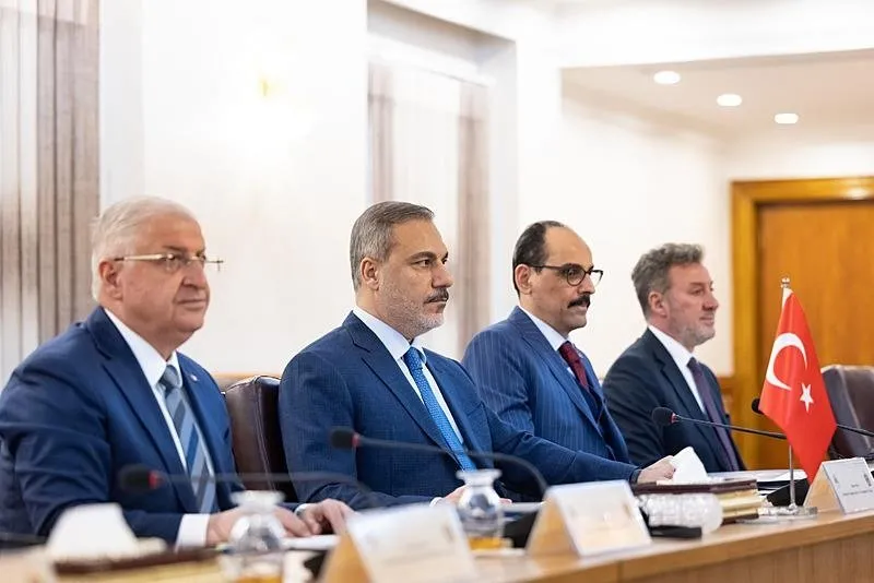 Irak'ın başkenti Bağdat'ta Güvenlik Konusunda Bakan Düzeyli Toplantı gerçekleştirildi. Toplantıya, Dışişleri Bakanı Hakan Fidan (ortada), Milli Savunma Bakanı Yaşar Güler (solda) ve Milli İstihbarat Teşkilatı Başkanı İbrahim Kalın (sağda) da katıldı.  (14 Mart 2024)