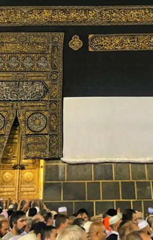 Kabe'de akılalmaz olay! Polis müdahale etti!