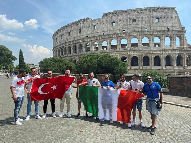 euro-2020-basliyor-turkiye-italya-maci-oncesi-roma-kirmizi-beyaza-burundu-turkiye-sesleri-1623422995765.jpeg EURO 2020 başlıyor! Türkiye - İtalya maçı öncesi Roma kırmızı beyaza büründü: 'Türkiye' sesleri...-4