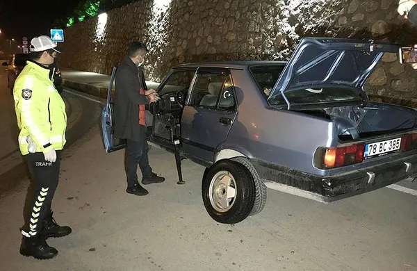 Karabük'te akıllara durgunluk veren olay! Polisten ceza yiyen alkollü adam önce türkü söyledi sonra göbek attı-7