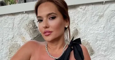 Demet Akalın pembe bikisiniyle Bodrum plajlarında! Gün boyu güneşlendi bikinili pozları paylaşmayı da ihmal etmedi