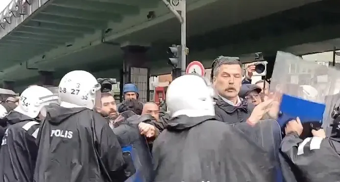 istanbulda-izinsiz-1-mayis-gosterilerine-polis-mudahale-etti-gozaltilar-var-15-temmuz-sehitler-koprusunu-kapat-1777633630036.jpeg İstanbul'da izinsiz 1 Mayıs gösterilerine polis müdahale etti-4